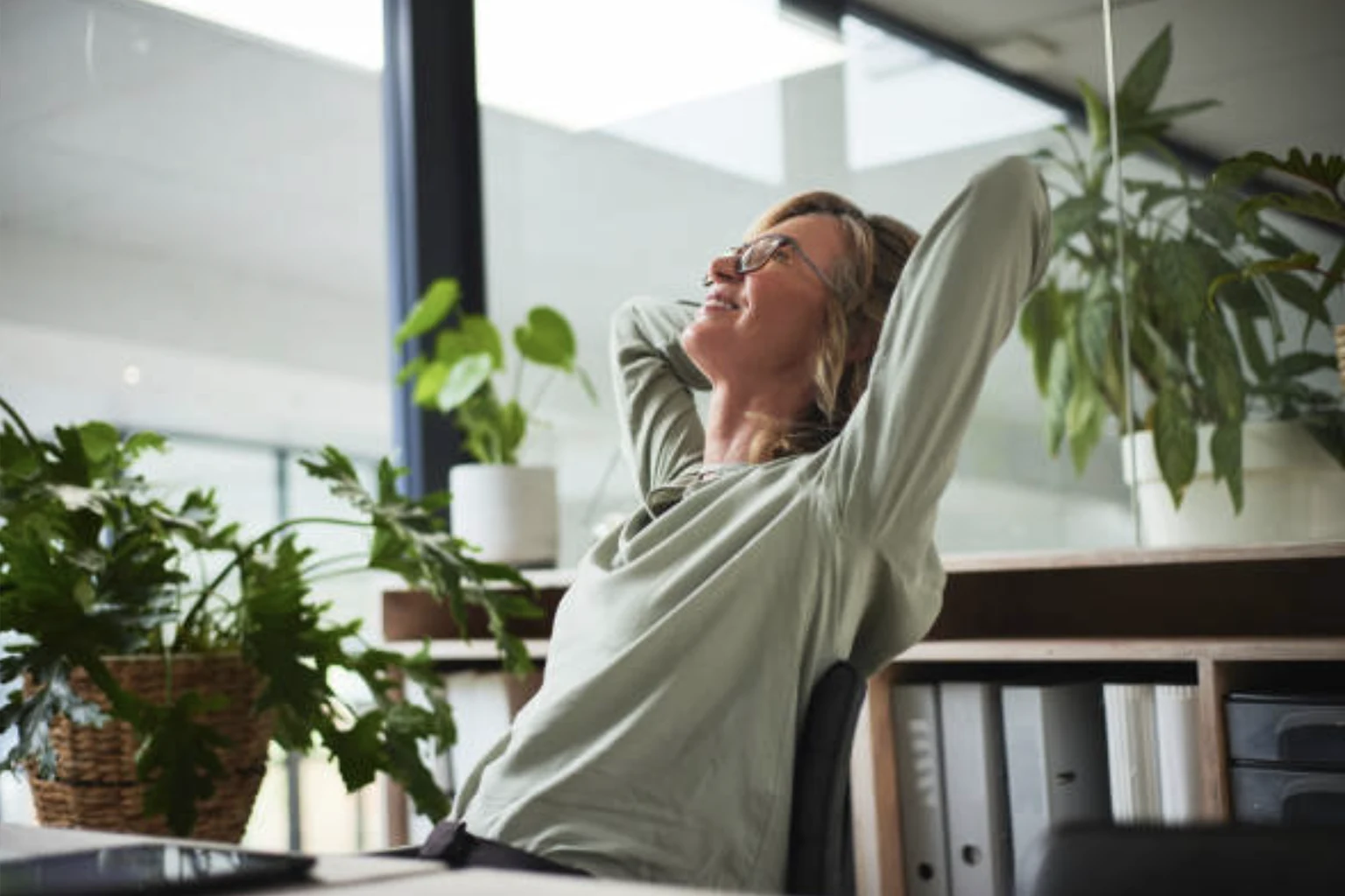 Femme bien installée sur son bureau
