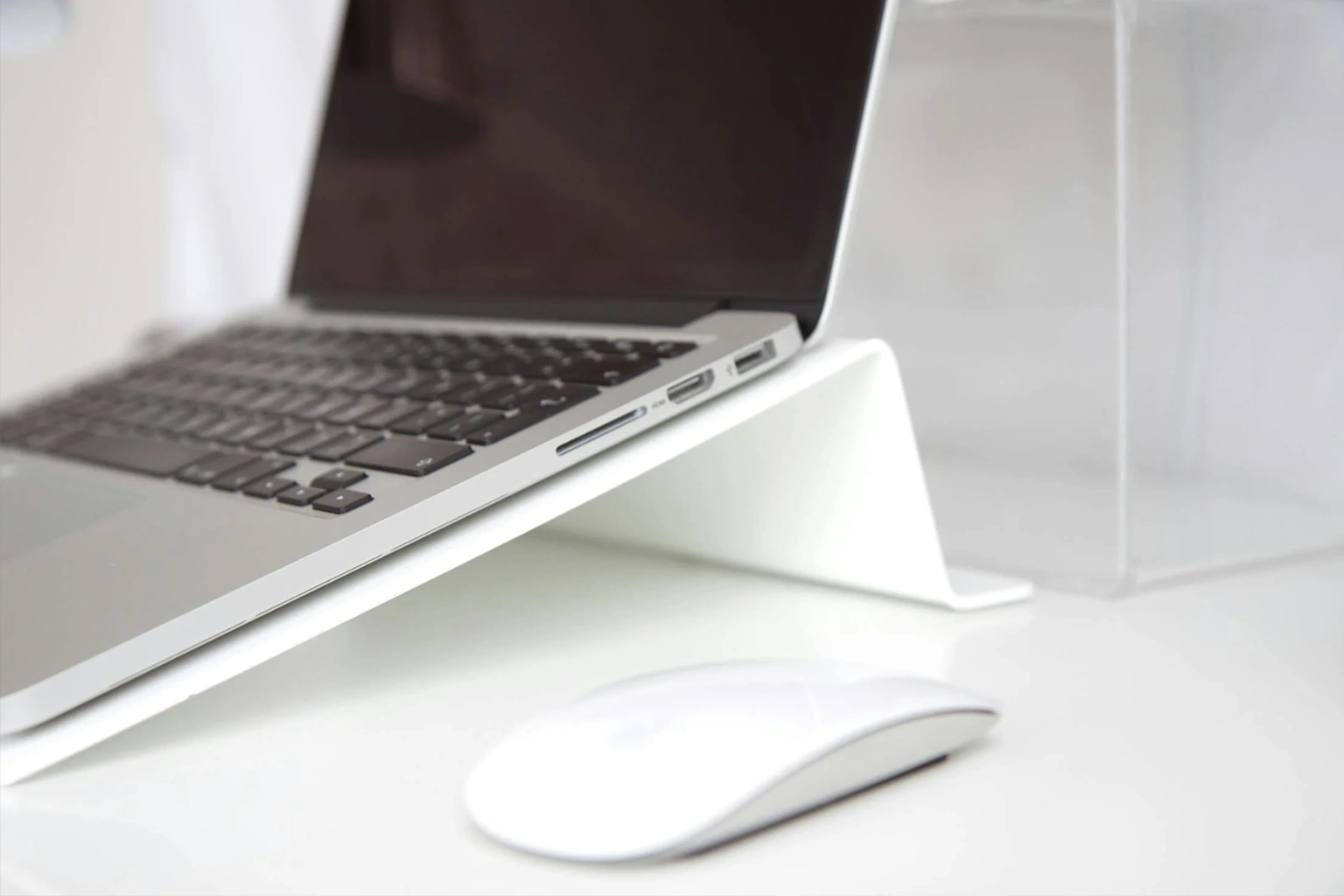 Ordinateur surélevé sur un support ergonomique