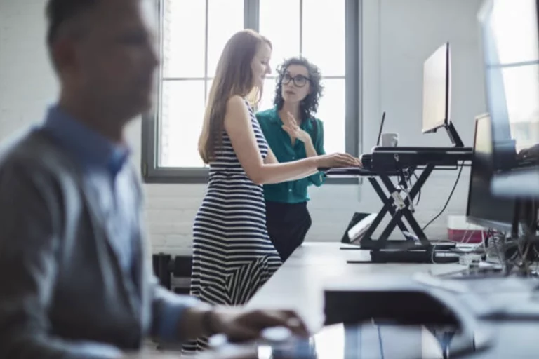 Une femme sur un poste de travail optimisé pour l'ergonomie