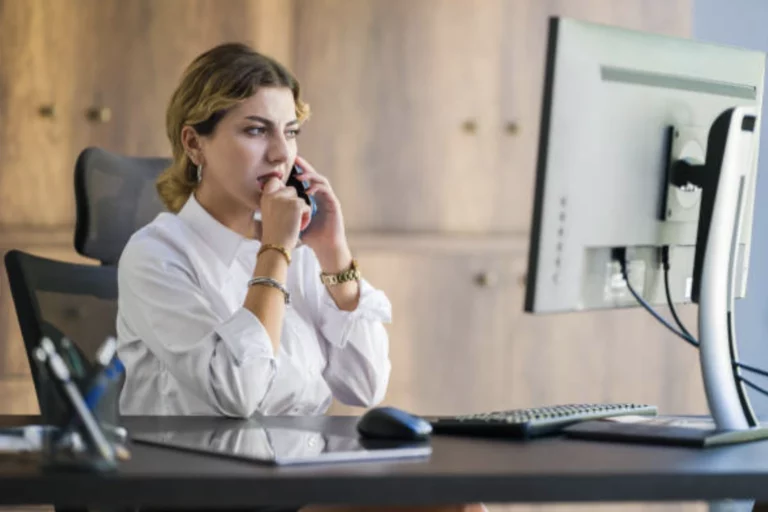 Femme anxieuse devant son ordinateur