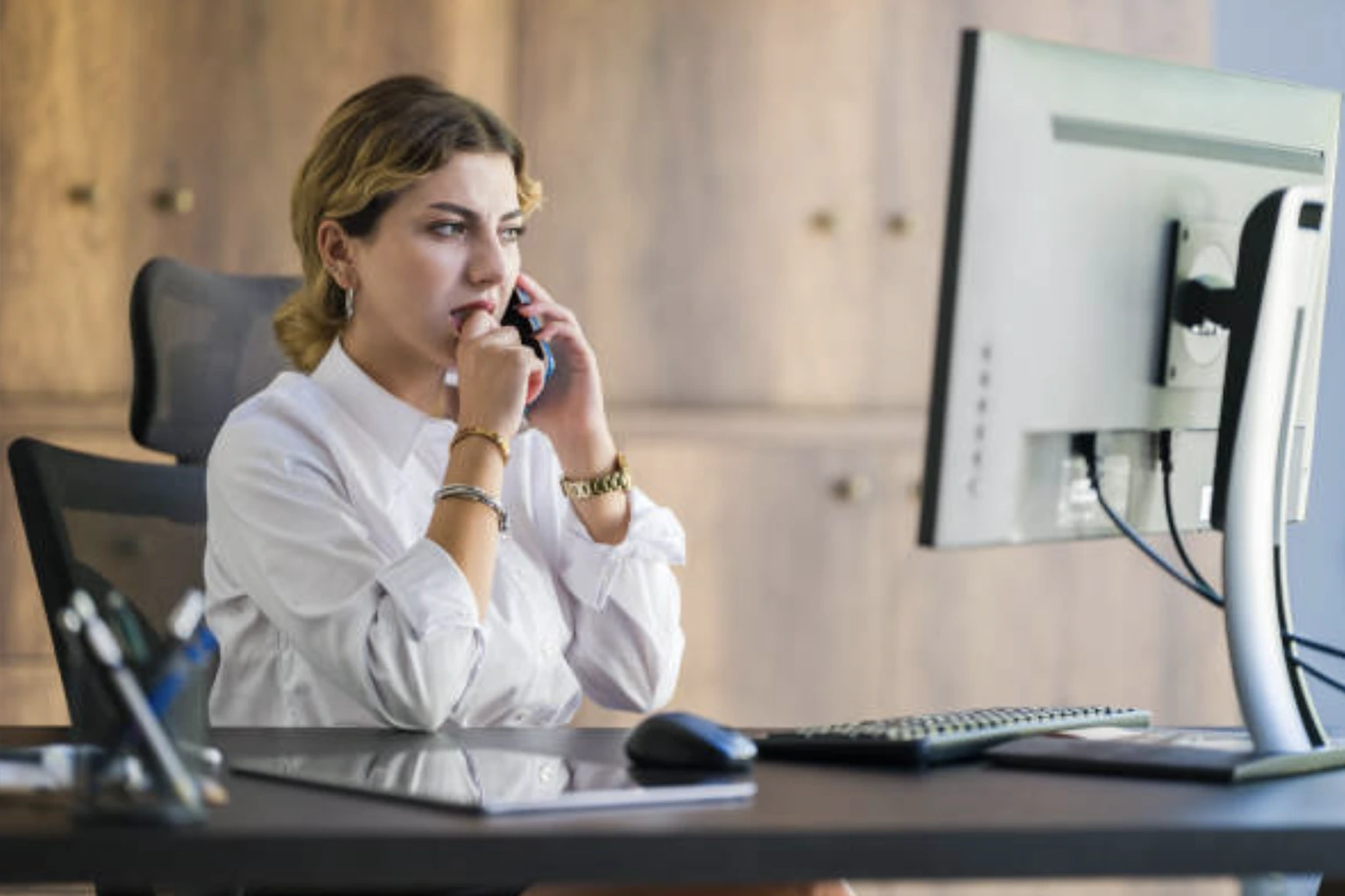Femme anxieuse devant son ordinateur