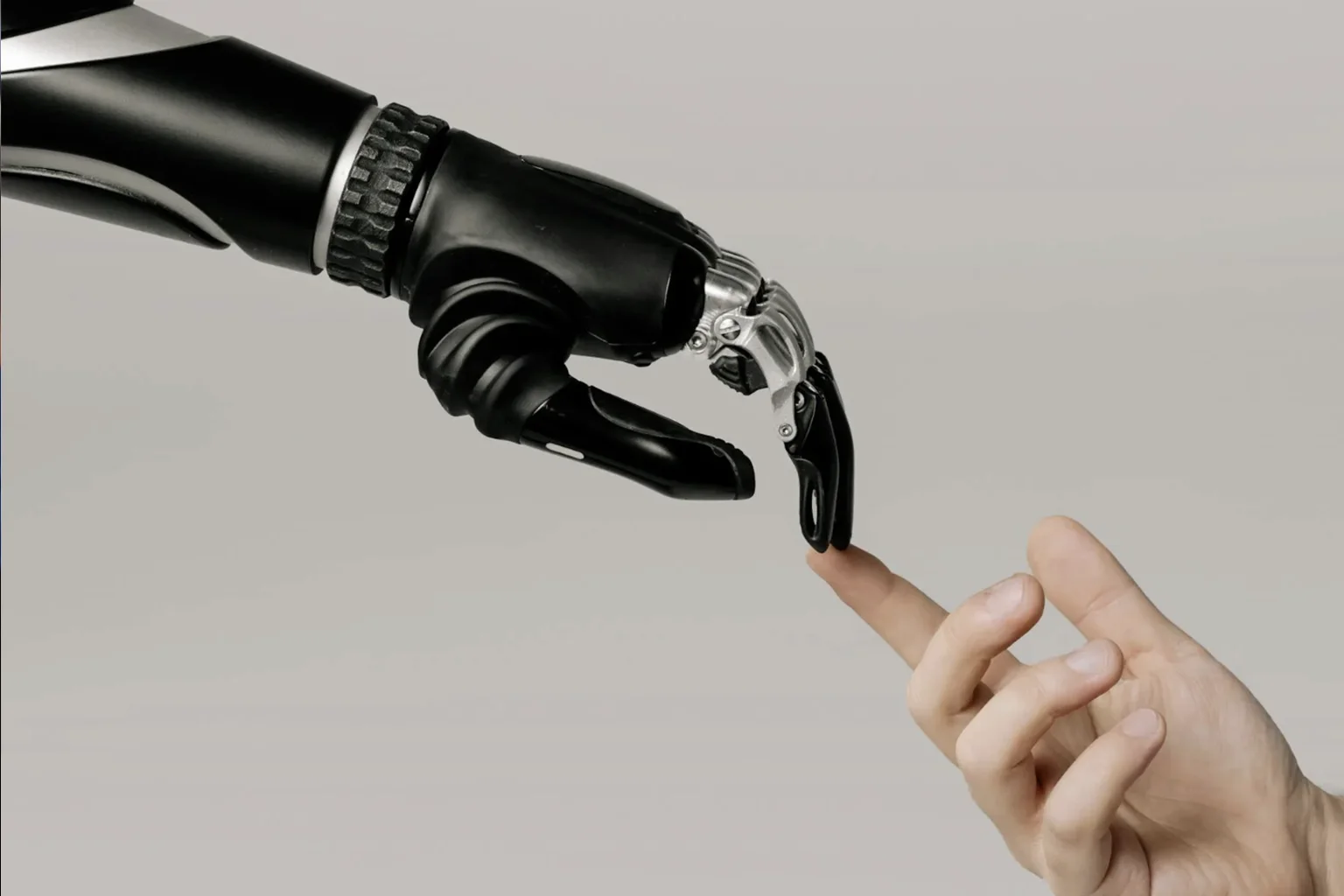 Main robotique qui touche une main humaine